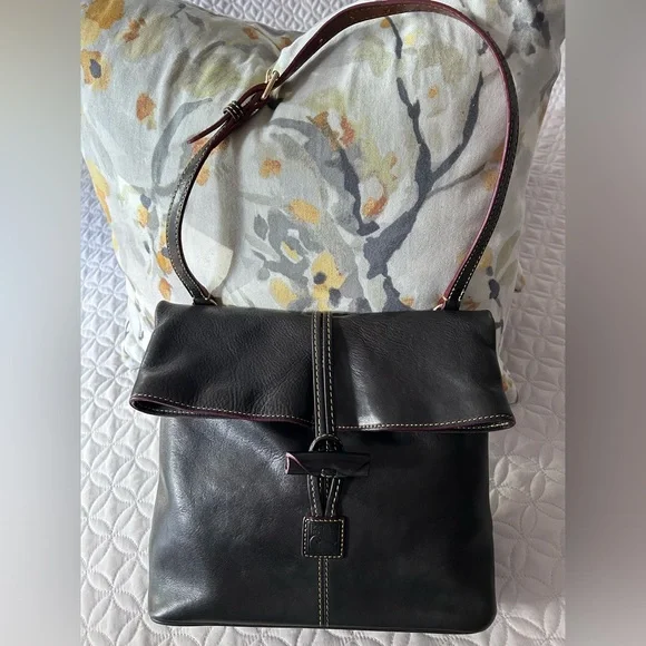 DOONEY & BOURKE FLORENTINE BLACK LEATHER SHOULDER BAG Sleek polished leather - Picture 2 of 16